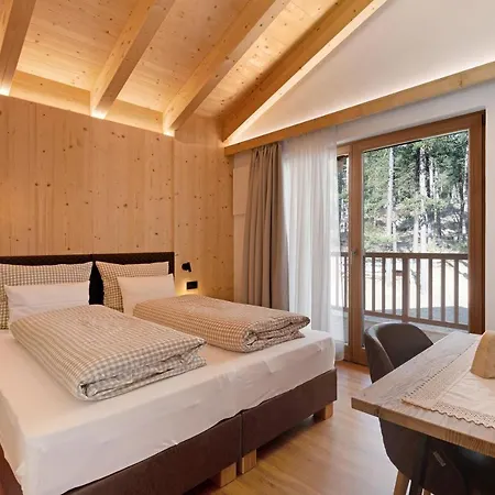Les Ciases Dolomites 5 Apartment *